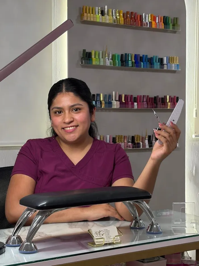 Amairany en su estación de manicura, frente al muestrario de esmaltes