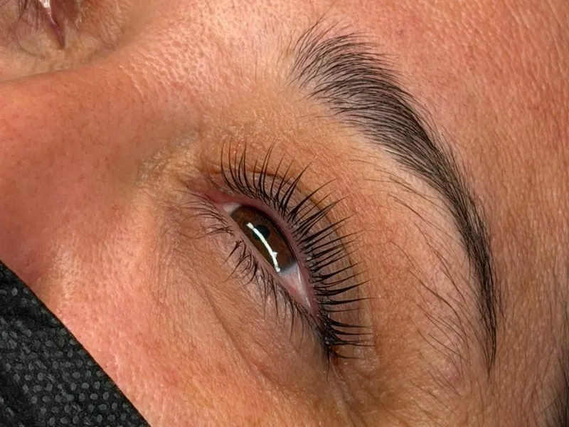 Mirada con extensiones de pestañas de volumen, vista de cerca