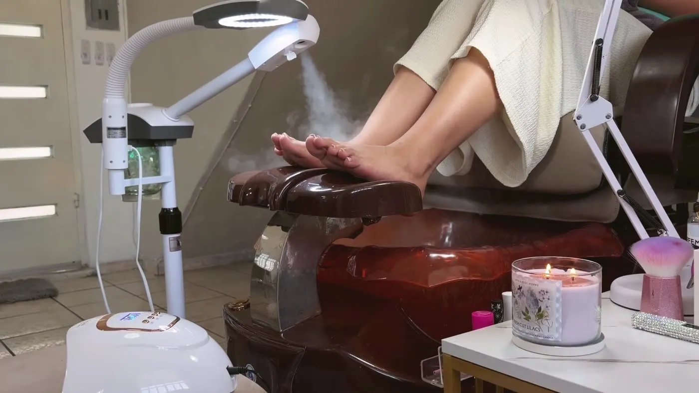 Pedicure con hidromasaje y vapor en el salón Ari’s Nails & Lashes