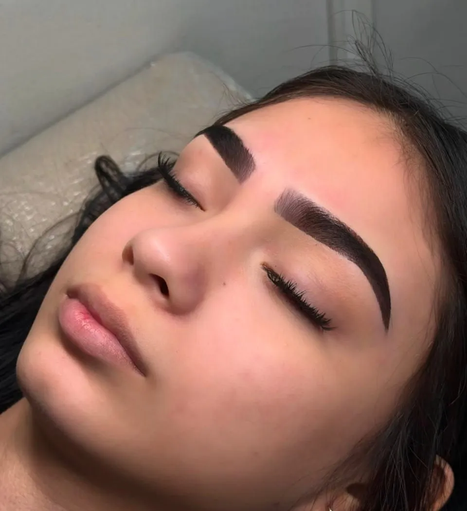 Cejas depiladas y definidas con henna