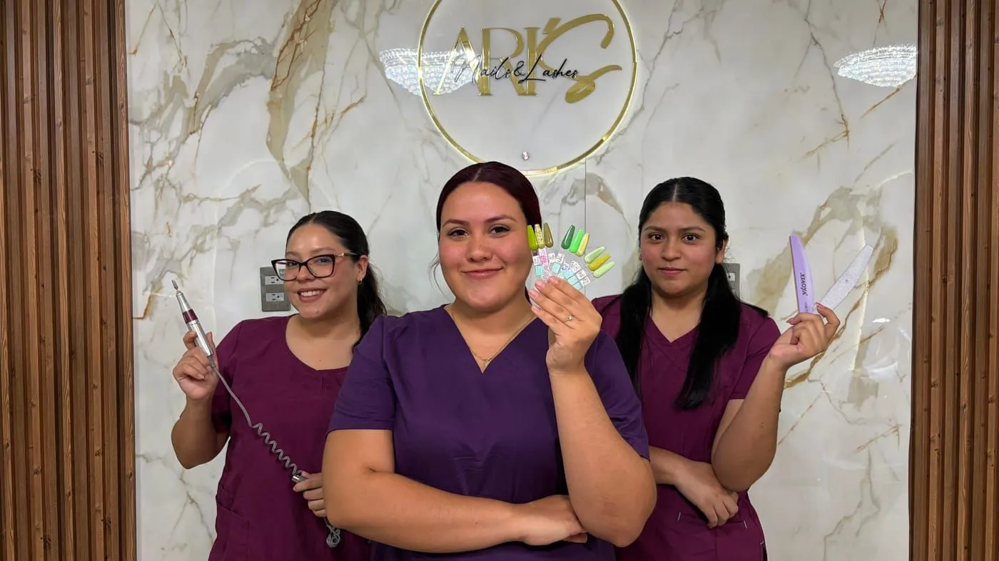 Equipo de Ari’s Nails & Lashes con el muestrario de colores