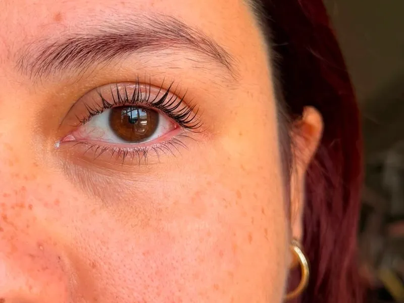 Mirada con extensiones de pestañas naturales