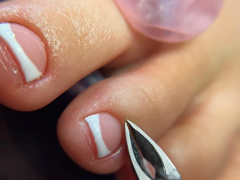 Uñas con diseño de estrellas y puntos en tonos pastel