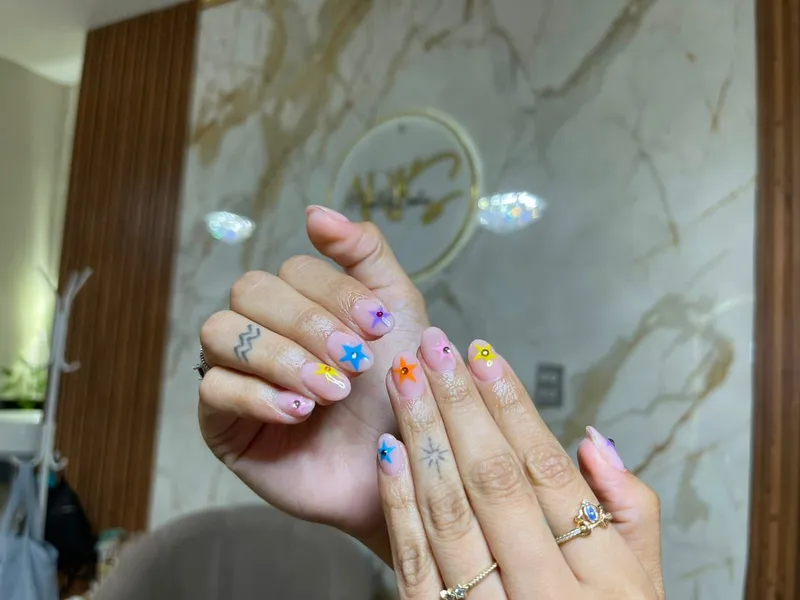 Detalle de manicura en proceso con alicate de cutícula