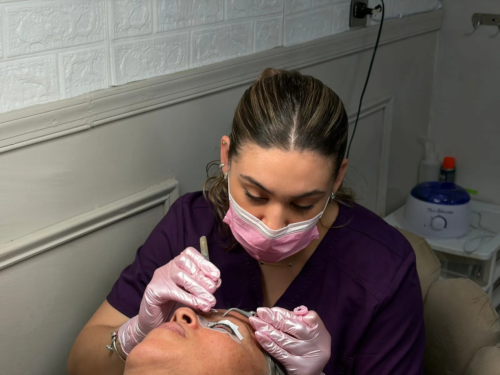 Técnica de Ari’s Nails & Lashes aplicando extensiones de pestañas