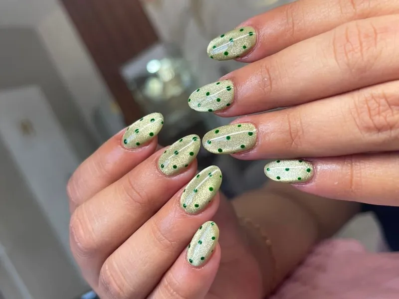 Uñas en verde pistache con diseño de puntos