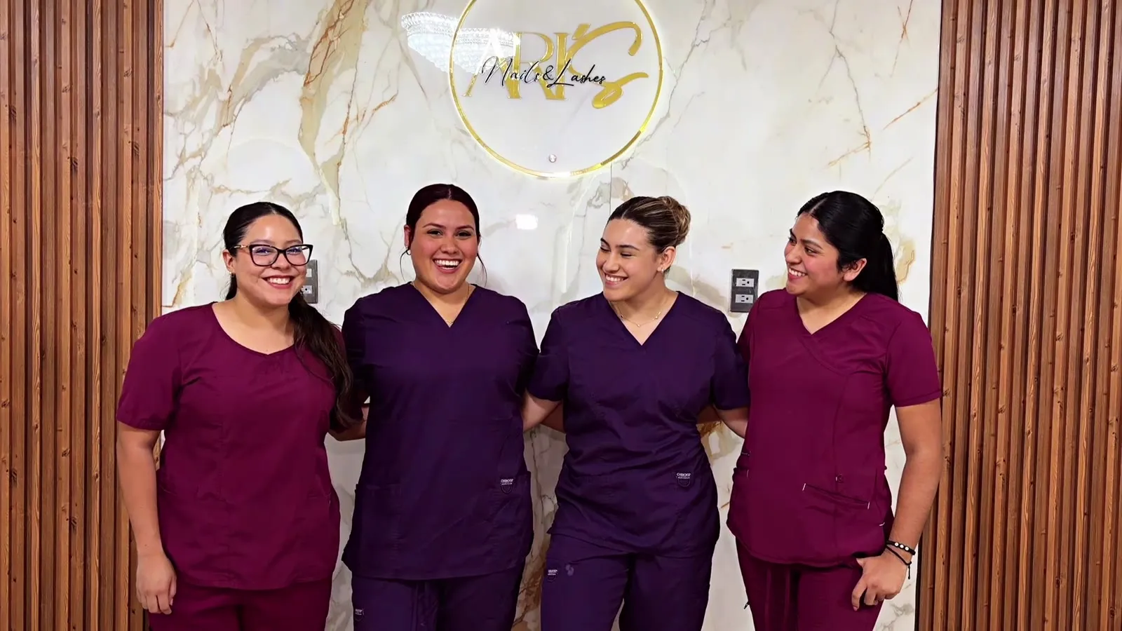 El equipo de Ari’s Nails & Lashes en el salón de Monterrey