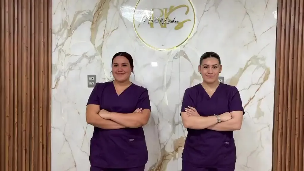 El equipo de Ari’s Nails & Lashes en la recepción del salón en Monterrey