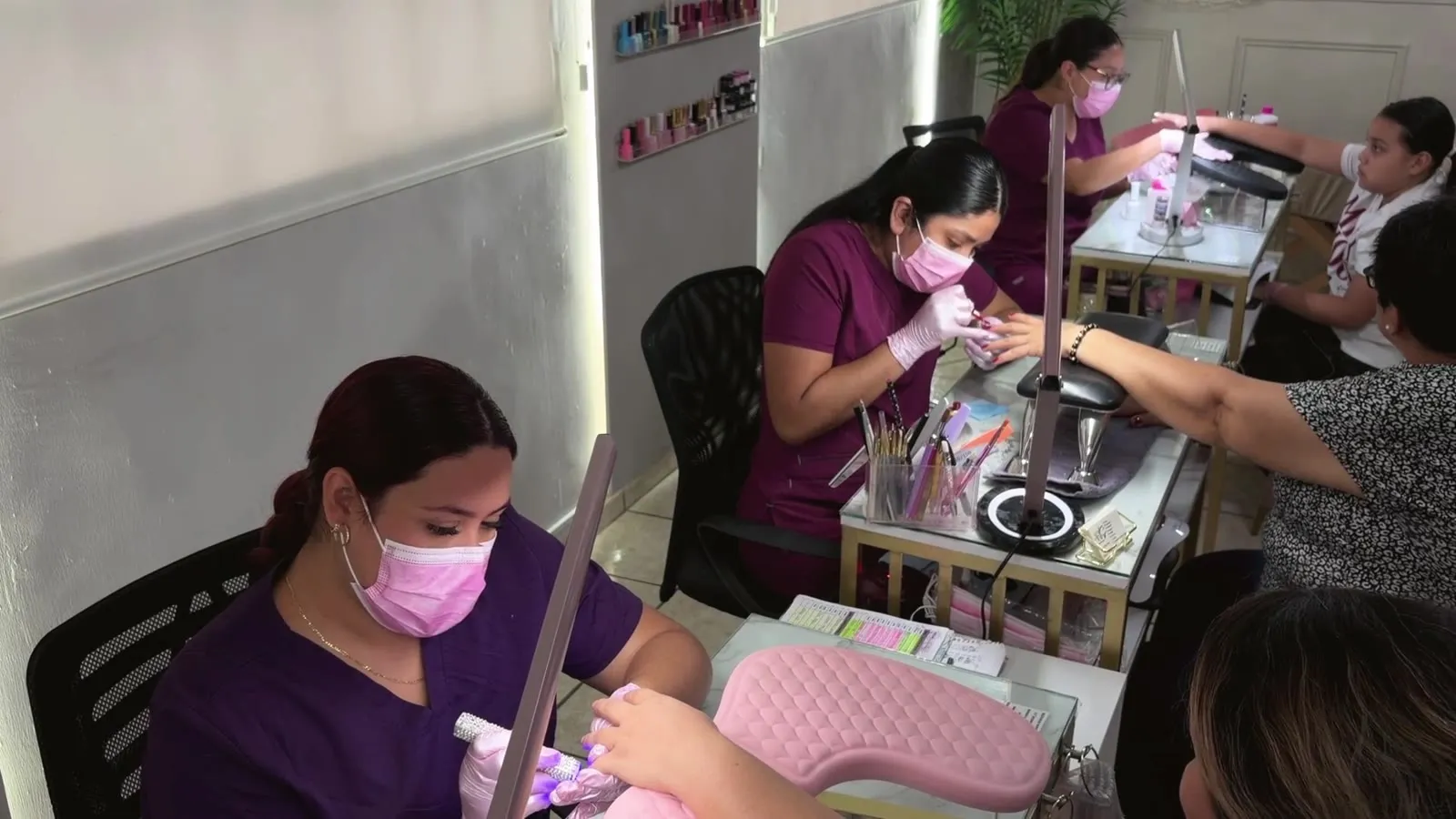 Técnicas de Ari’s Nails & Lashes trabajando uñas en el salón de Monterrey
