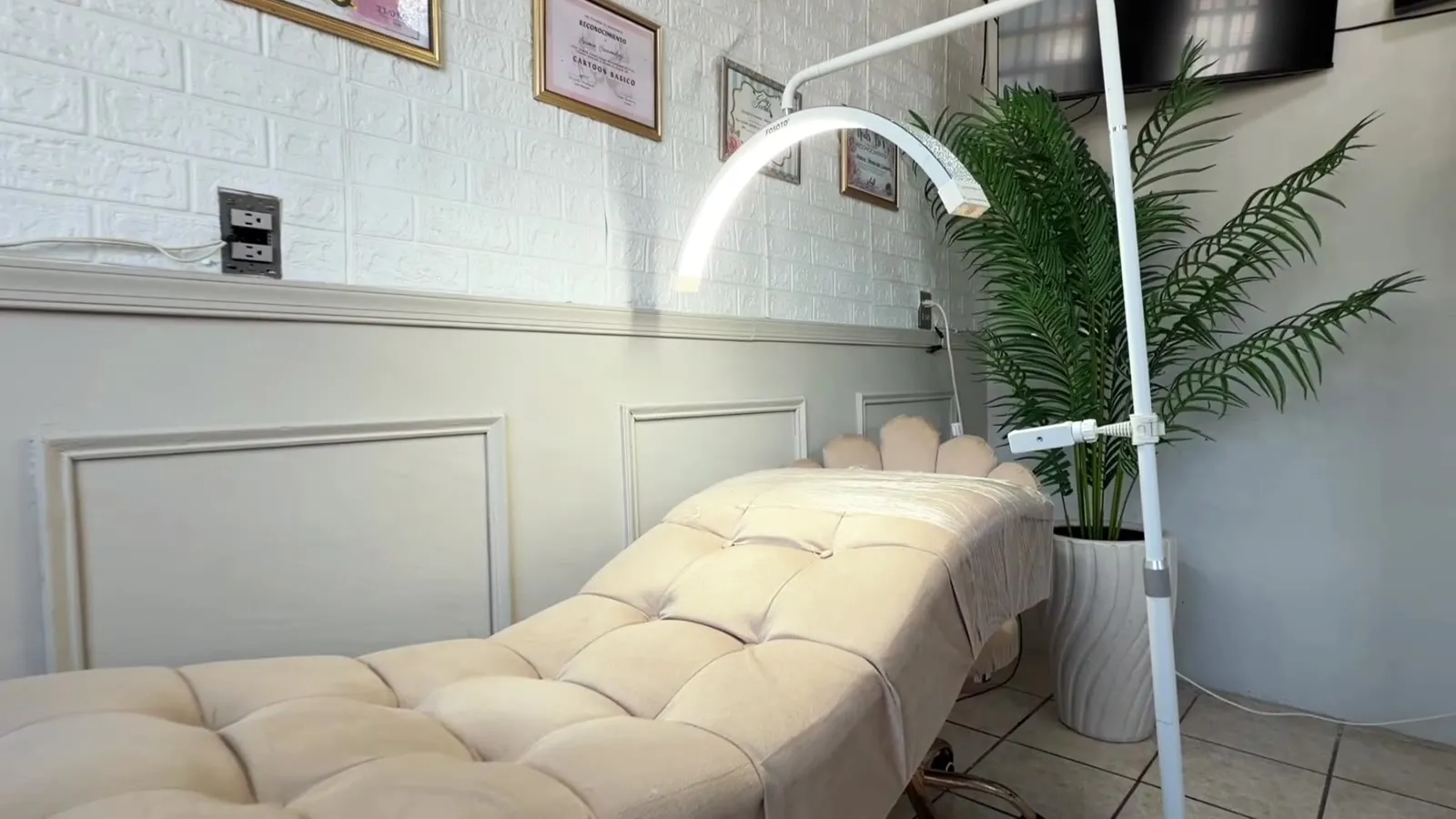 Instalaciones del salón Ari’s Nails & Lashes