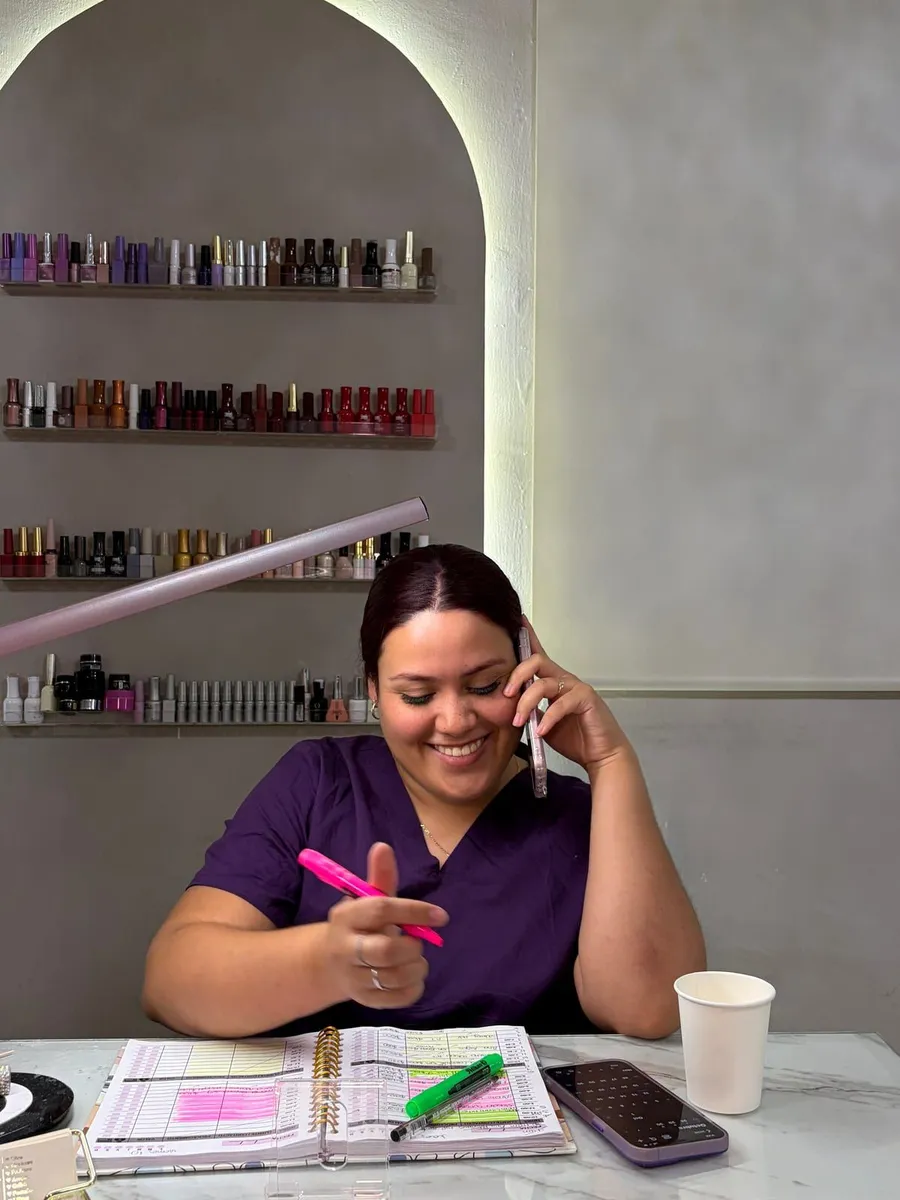 Recepción de Ari’s Nails & Lashes en Monterrey: agendando una cita por teléfono con la agenda del salón abierta