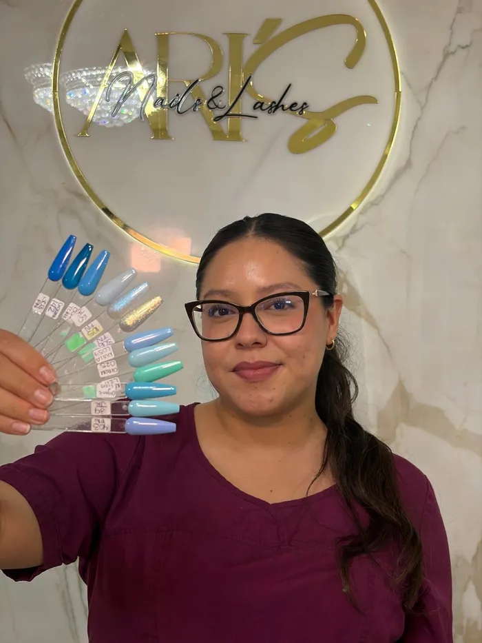 Reyna mostrando el muestrario de colores de uñas en el salón